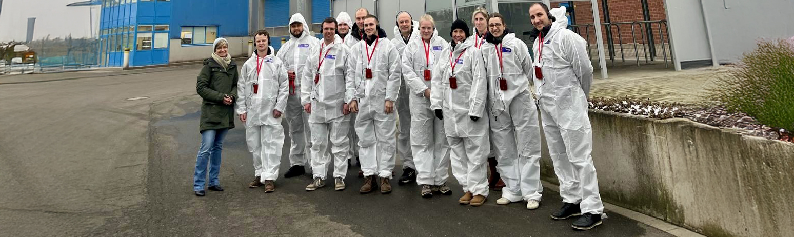 Group picture in front of the company Bröring